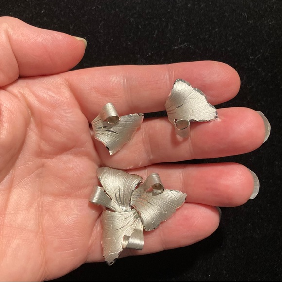 Tru-Kay Vintage Brushed Sterling Silver Petal Brooch and Clip Earring Set - Picture 2 of 9